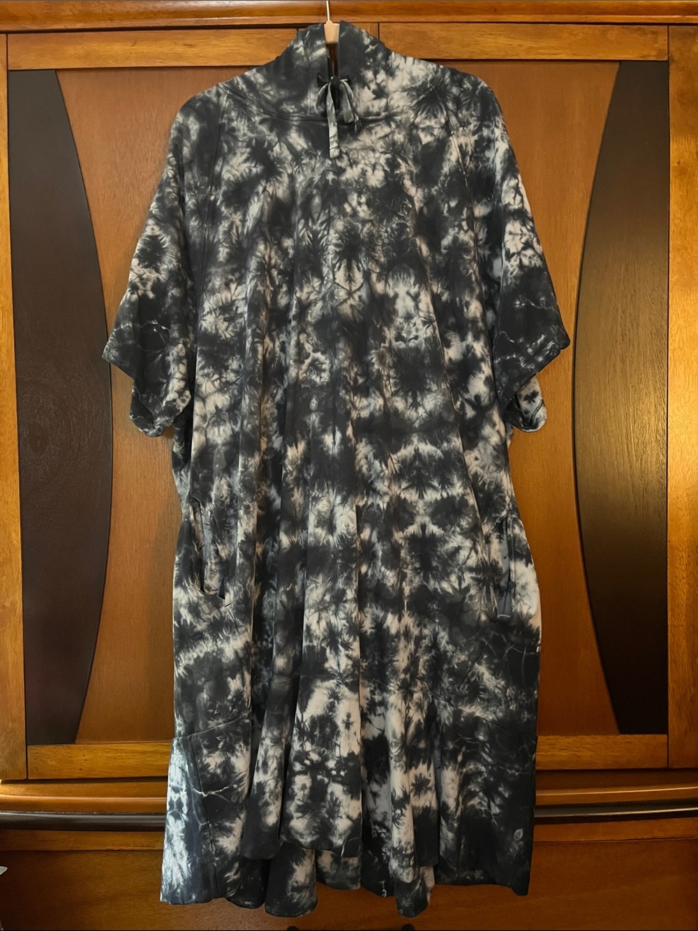 DKNY Black & White Tie-Dye Pullover Dress W/Attached Hood-Pockets-Front Ruffle